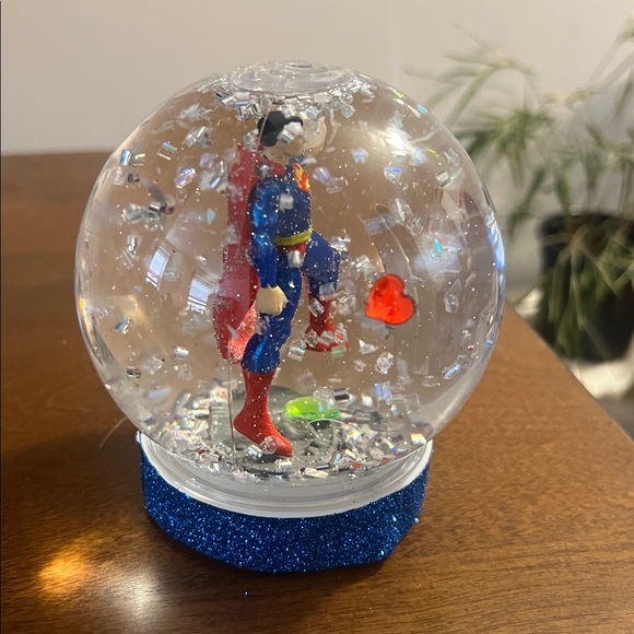 SUPERMAN Snow Globe - Picture 3 of 16